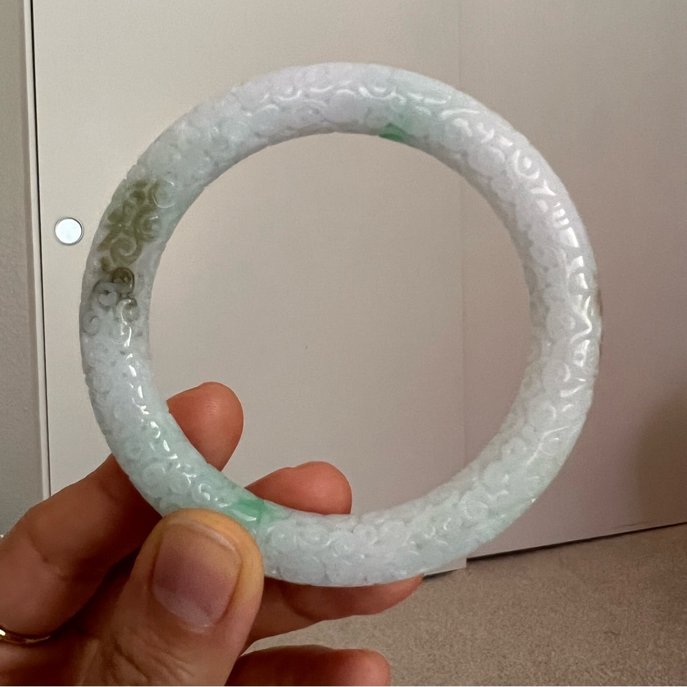 💚💯Authentic unique traditional style carved white Jade bangle translucent - Picture 13 of 14